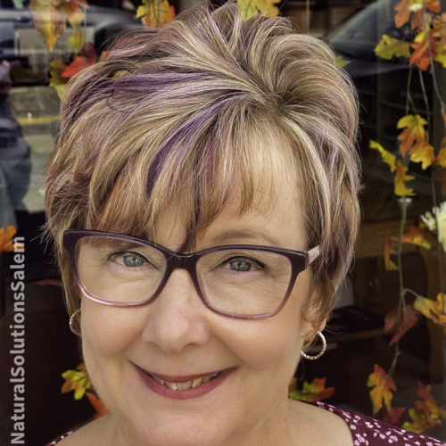 This short trendy hairstyle for women over 50 is a great look